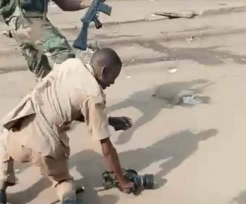 GNews724's tweet photo. MALAWI Defence Force beating Police officers who were trying to teargas demonstrators who are protesting against 21st May, 2019 Elections and demanding the resignation of Justice Dr Jane Ansah of the Malawi Electoral Commission.

(Credit: The Speech Analyst) https://t.co/1ezxuakCsz