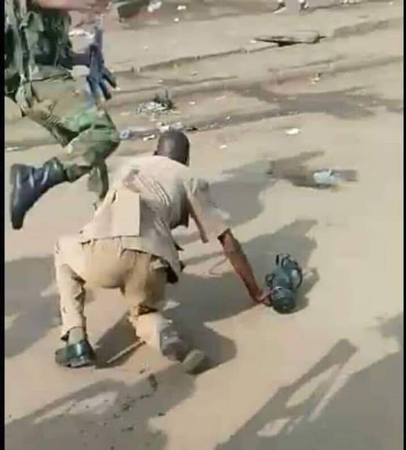 GNews724's tweet photo. MALAWI Defence Force beating Police officers who were trying to teargas demonstrators who are protesting against 21st May, 2019 Elections and demanding the resignation of Justice Dr Jane Ansah of the Malawi Electoral Commission.

(Credit: The Speech Analyst) https://t.co/1ezxuakCsz
