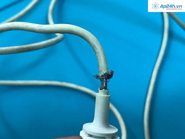 ap24hvn's tweet photo. Where to buy genuine, quality Macbook charger? #Ap24h #Macbook https://t.co/4RWQlbc2vl https://t.co/4Vmtr8zMDN
