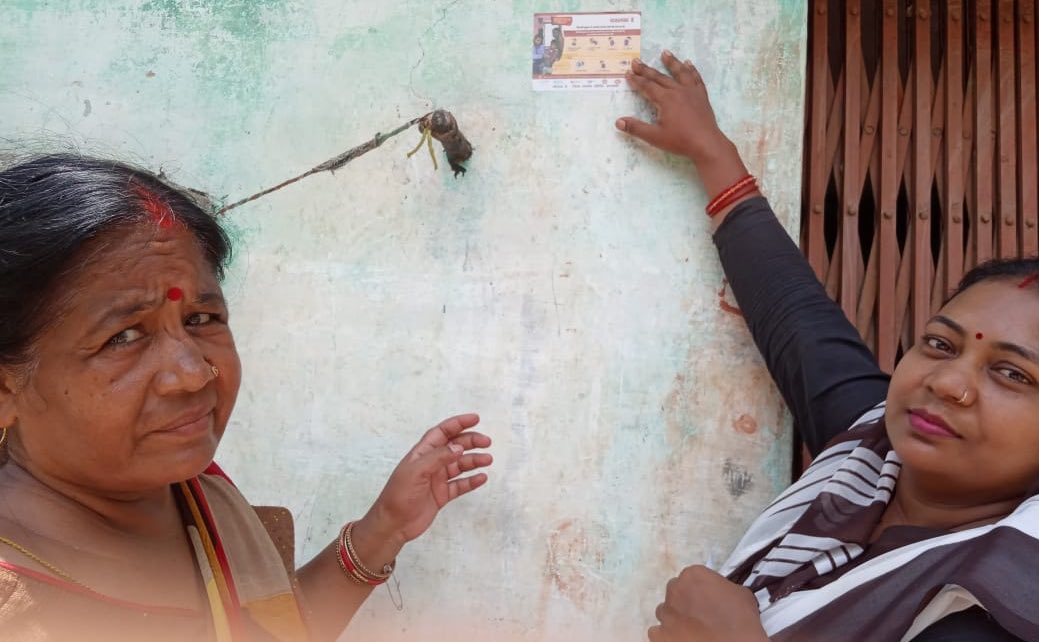 👏👏👍 to these ASHAs in #UttarPradesh. Knocking on every door to chase out #AES!

ASHAs across 18 AES endemic districts paste stickers leaving behind their 📞 numbers at homes they just counselled under the #Dastak campaign supported by #UNICEF India.