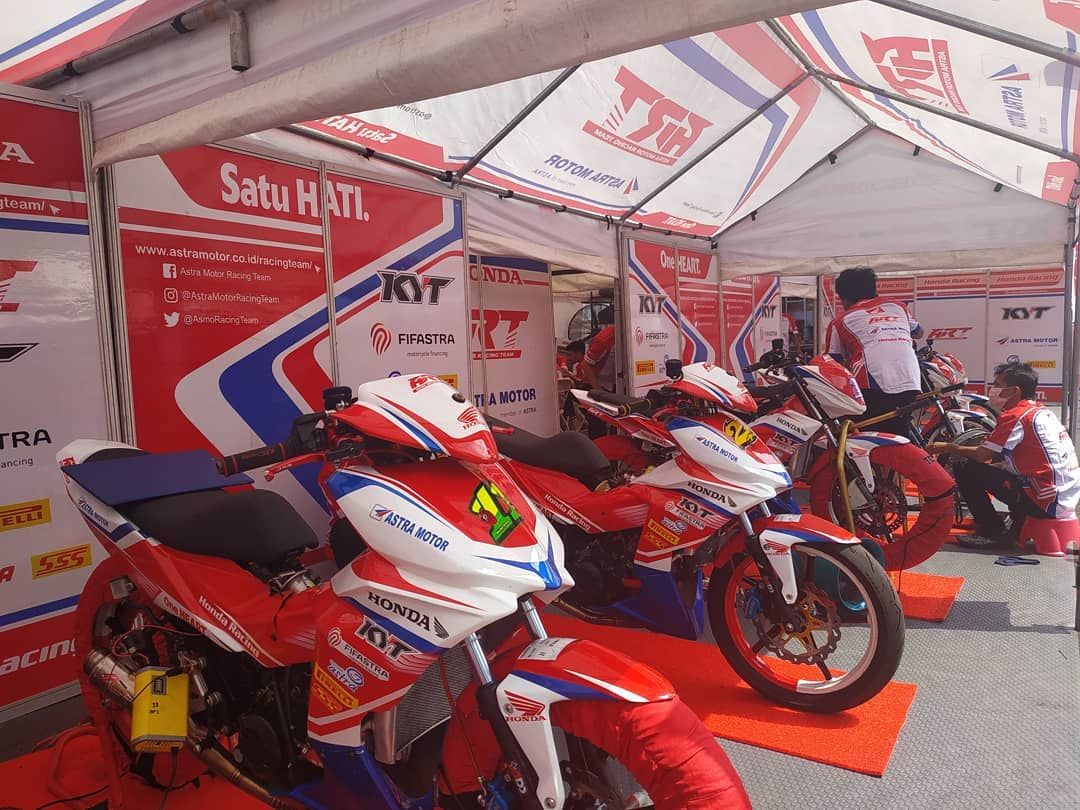 VIVAcoid's tweet photo. Saksikan siaran langsung Oneprix hanya di tvOne dan ikuti terus berita-beritanya di https://t.co/adbI8oPTOP !

#oneprix #oneprix2019 #balapan #balapanmotor #motorbebek #tasikmalaya #yamaha #honda #bukitpeusar #sirkuitbukitpeusar https://t.co/nemENRuXzs