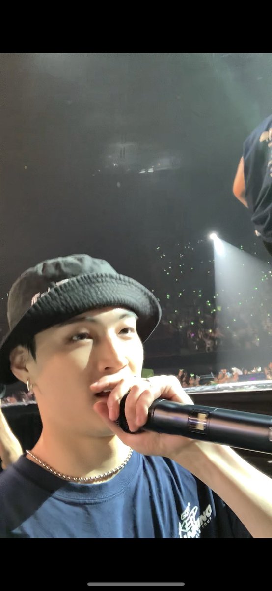 got_pang's tweet photo. 셀카모드로 찍고이ㅛ는거 보고 지나가다 포즈 취해줌 ㅠㅠ💚💚💚 https://t.co/Yk7BKMXuvd