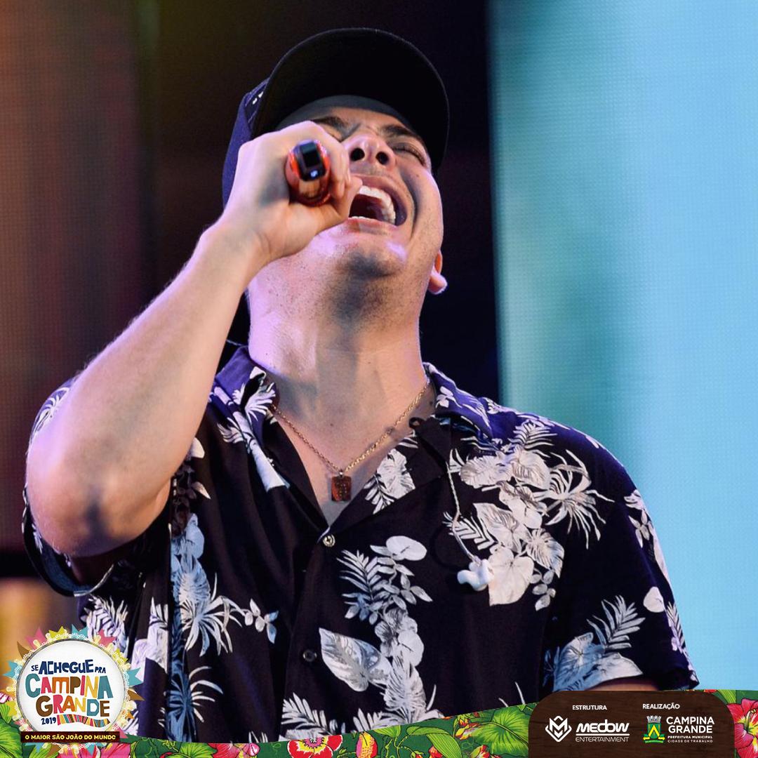 MaiorSJDoMundo's tweet photo. Vai, Safadão! Nunca decepciona, né? Tem que respeitar o mestre da noite. O Safadão, como é de costume, botou todo mundo pra dançar e cantar ao som de grandes sucessos. 😍

Amanhã tem mais. Queremos todos aqui, vai ser show ❤️
#OMaiorSãoJoãoDoMundo ❤️ https://t.co/pUJy4hjhzv
