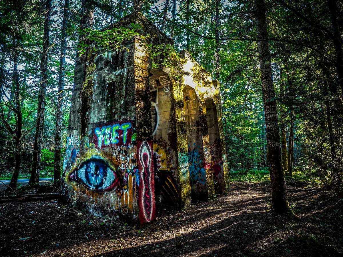 Drac's castle which is located near #courtenaybc on #vancouverislandbc lots of #graffiti on this #oldbuilding