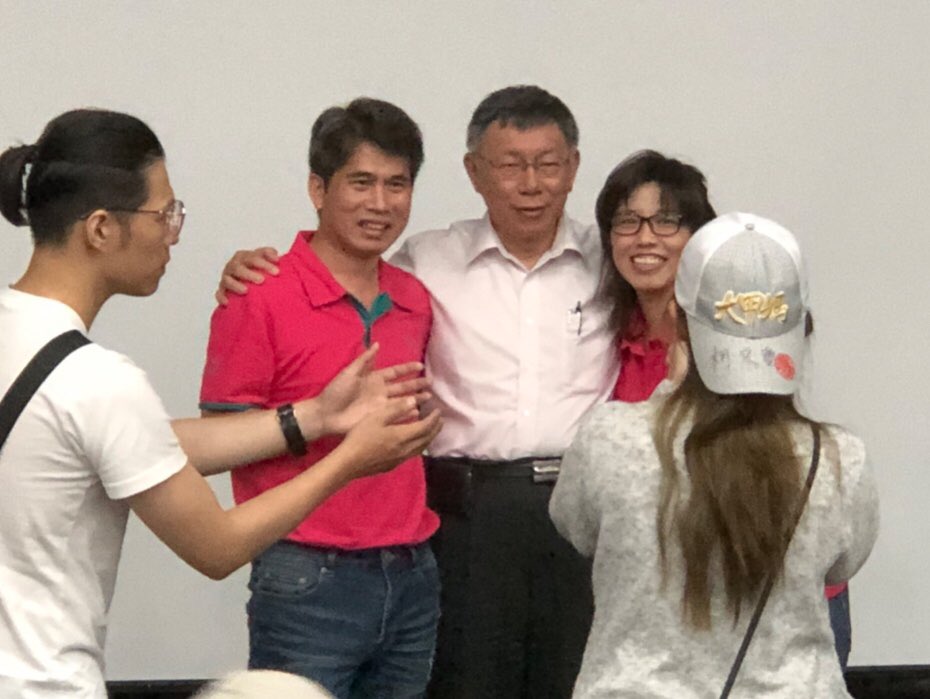 phoebechainer's tweet photo. #柯文哲 坦言直播被卡有扣分 談韓不請假參選影響小 因什麼都還沒做📋🗞

#柯P  今（7）日應成大EMBA校友會邀請赴成大演講，會前受訪時表示，現在兩岸關係還是很困難，雙方都有堅持。也可以說「其實沒有兩岸關係，只有中美對抗、國際大局下的台灣問題。」摘錄自 #新頭殼 @KP_Taipei https://t.co/jF84ibc8DG
