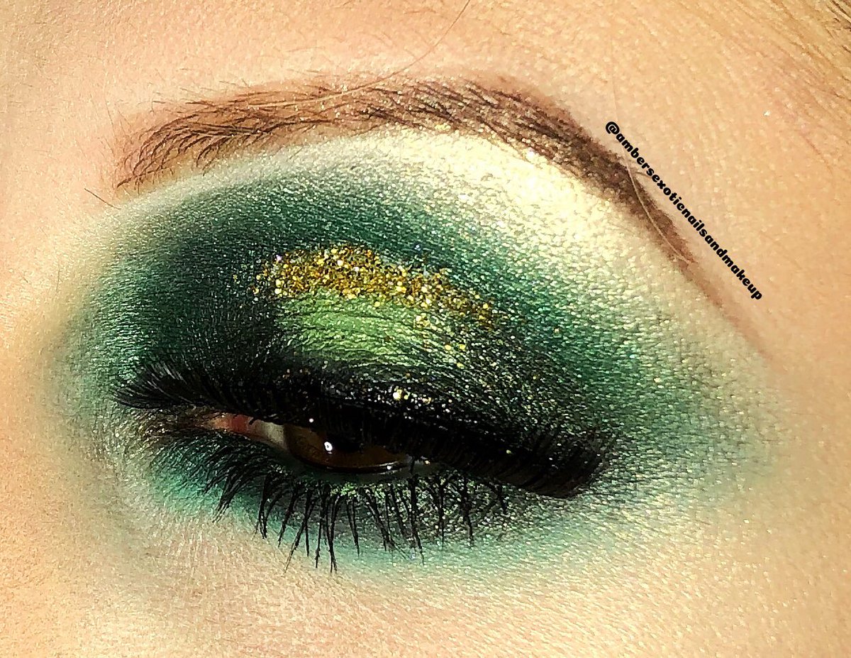 ladycolour's tweet photo. Money π΄ #greenmakeup #greeneyeshadow #goldglitter @iceglamcosmetics #looseglitter #glittereyes @UrbanDecay #udcanada #udsin #haloeye #halomakeup https://t.co/OjQs8EzZoJ