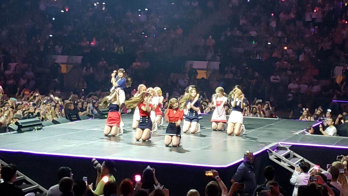 kkrazy22's tweet photo. #IZONE #KCON19NY https://t.co/wiNf23jsRY