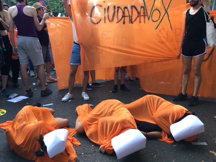 BloqueBollero's tweet photo. Ayer, diversos colectivos LGTBQI+ nos organizamos para enturbiar la participación en la manifestación del Orgullo 2019 del partido naranja, que hemos rebautizado como #CiudadaVox

#ElCuentoDeLeCiudadane 
#Orgullo2019 
#PinkWashing https://t.co/dnHZNhKH6G