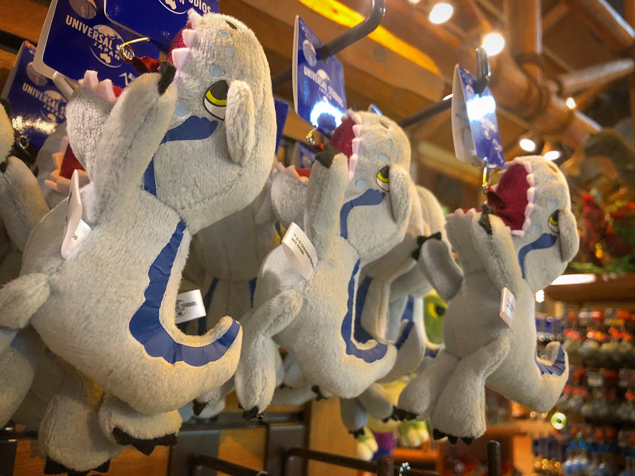 Usj情報局 L C A Studios 前から見たらグリコポーズなブルー 1 2枚目 10 と ブルーのキーホルダー 1600 最近はusjでも 映画の恐竜 が売られてて良き 昔は関係無いような恐竜グッズでも売ってたから まぁ今もあるけど Usj ジュラシック