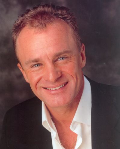 Breaking News! Comedian Bobby Davro to unveil ⁦<a href="/britplaquetrust/">British Plaque Trust</a>⁩ #BluePlaque at ⁦<a href="/BaseballsHome/">BaseballsComingHome</a>⁩ Event today ⁦<a href="/WOTcricket/">Walton-on-Thames CC</a>⁩ club ⁦<a href="/bsuk/">BaseballSoftball𝙐𝙆</a>⁩