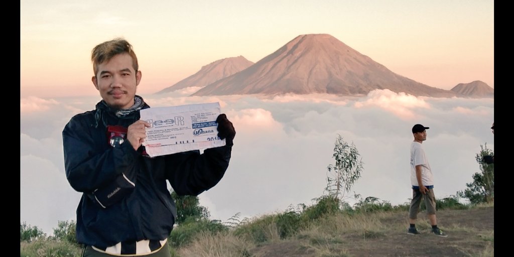 statovariuz's tweet photo. Capenya ilang lihat view begitu indah,,,subhanalloh..๐๐ #pendaki #gunungprauviawates #explorealam #wonosobo https://t.co/QF8Qb4HJxp
