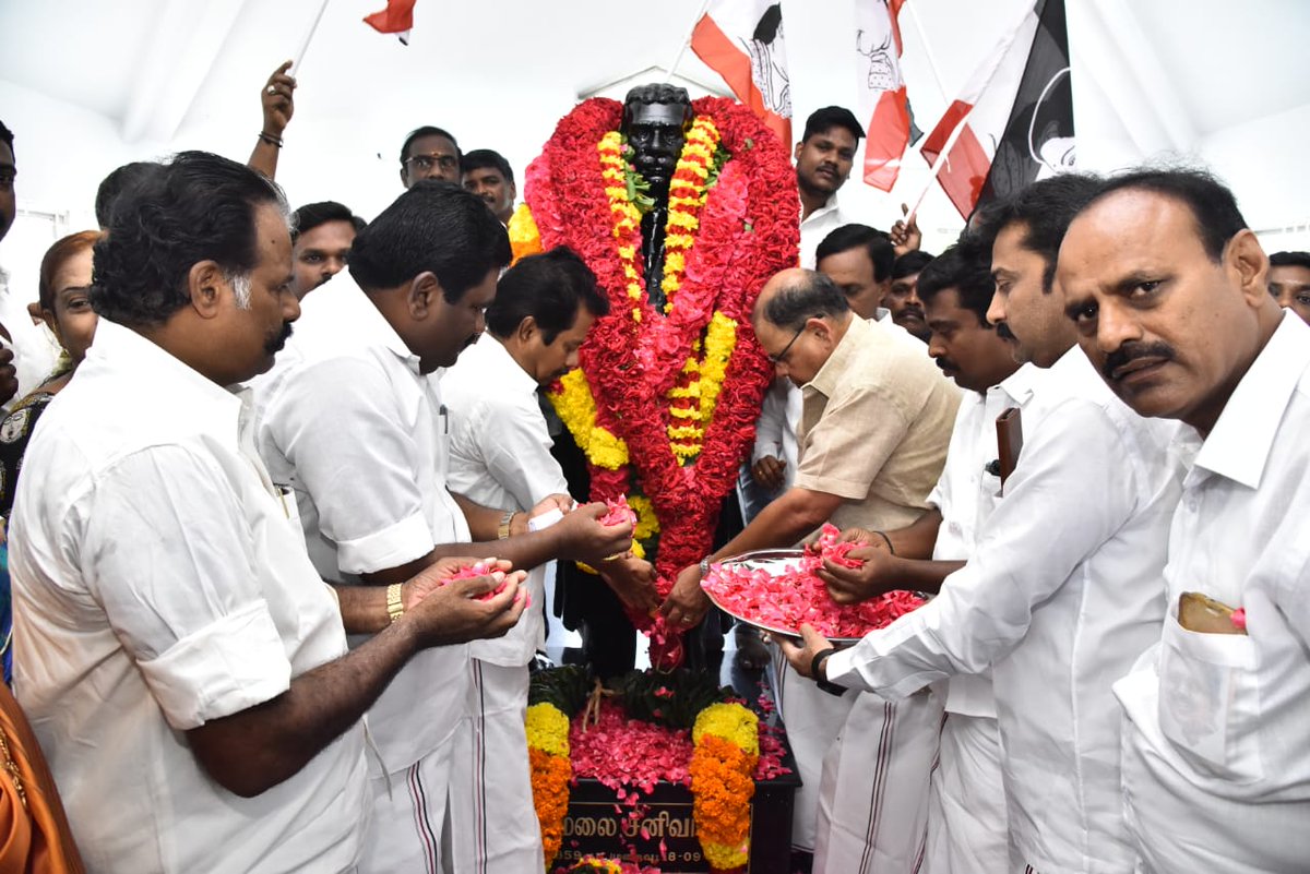 teambala's tweet photo. இரட்டைமலை சீனிவாசன் அவர்களின் 160வது பிறந்த நாள் விழாவினை யொட்டி, சென்னை கிண்டியில் அமைந்துள்ள அன்னாரது நினைவிடத்தில் அம்மா மக்கள் முன்னேற்றக் கழகத்தின் சார்பில் மாலை அணிவித்து மரியாதை செலுத்தப்பட்டது.
#TTVDhinakaran | #AMMK https://t.co/7BvHl4SGnc