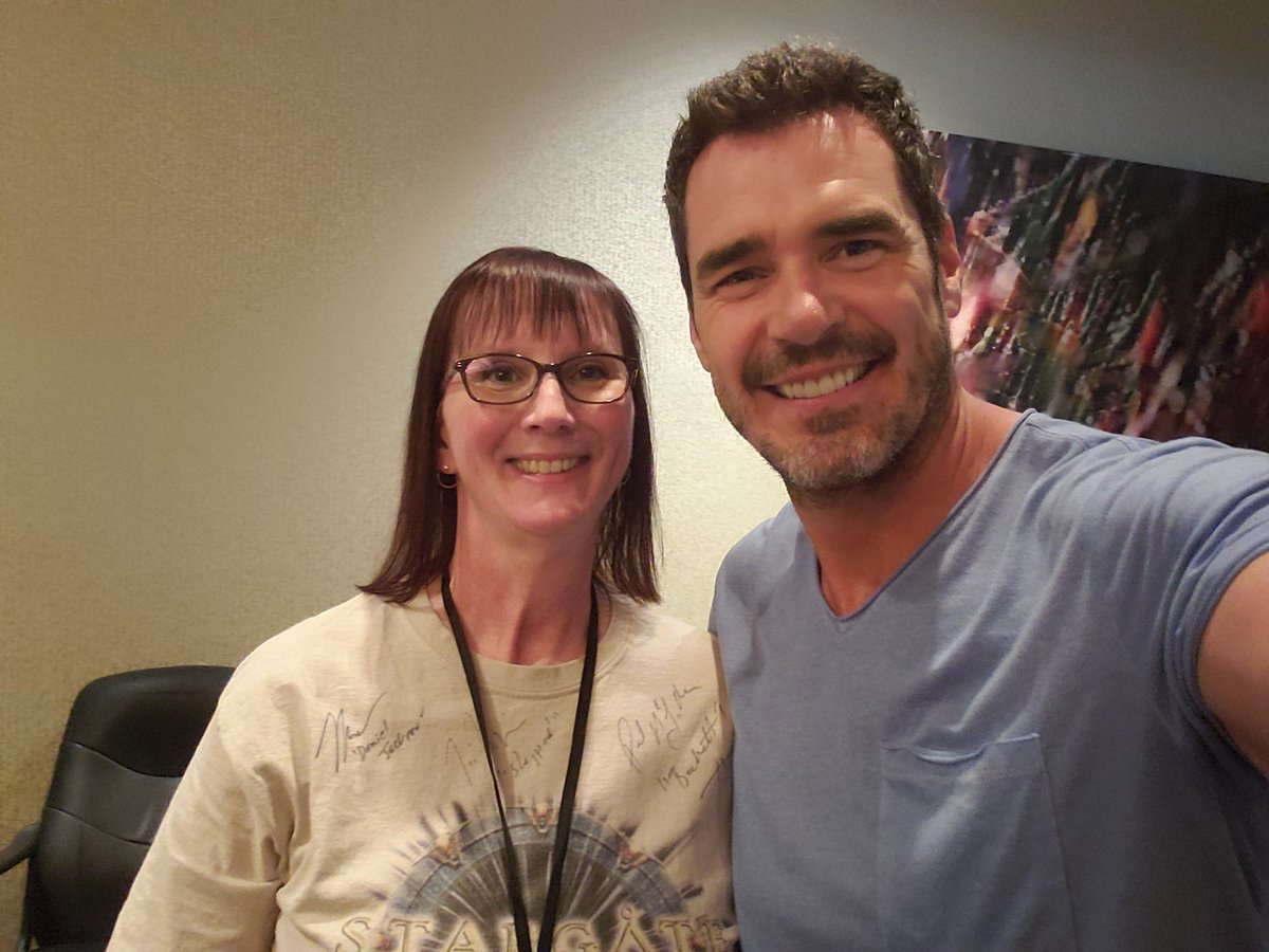 JessesGirl98's tweet photo. By far, one of the best things about a #stargate #convention is getting to see this guy! Truly a thoughtful & wonderful human being! Thanks for being you! 😁
#danpayne #sg1 #stargateforever #GATEWAYCHI #2019
#kingbeast #decendants https://t.co/rcPphnOtER
