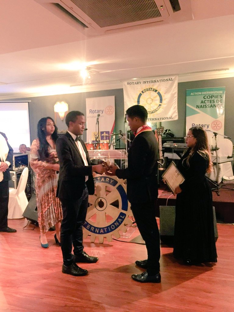 Comme chaque année, la roue tourne au sein de la grande famille du Rotary International. Ce vendredi 05 juillet a eu lieu la passation de collier entre IPP Tiavina et Président Mahefa.
#rotary #rotaract #d9220
#passation
#le_rotary_connecte_le_monde