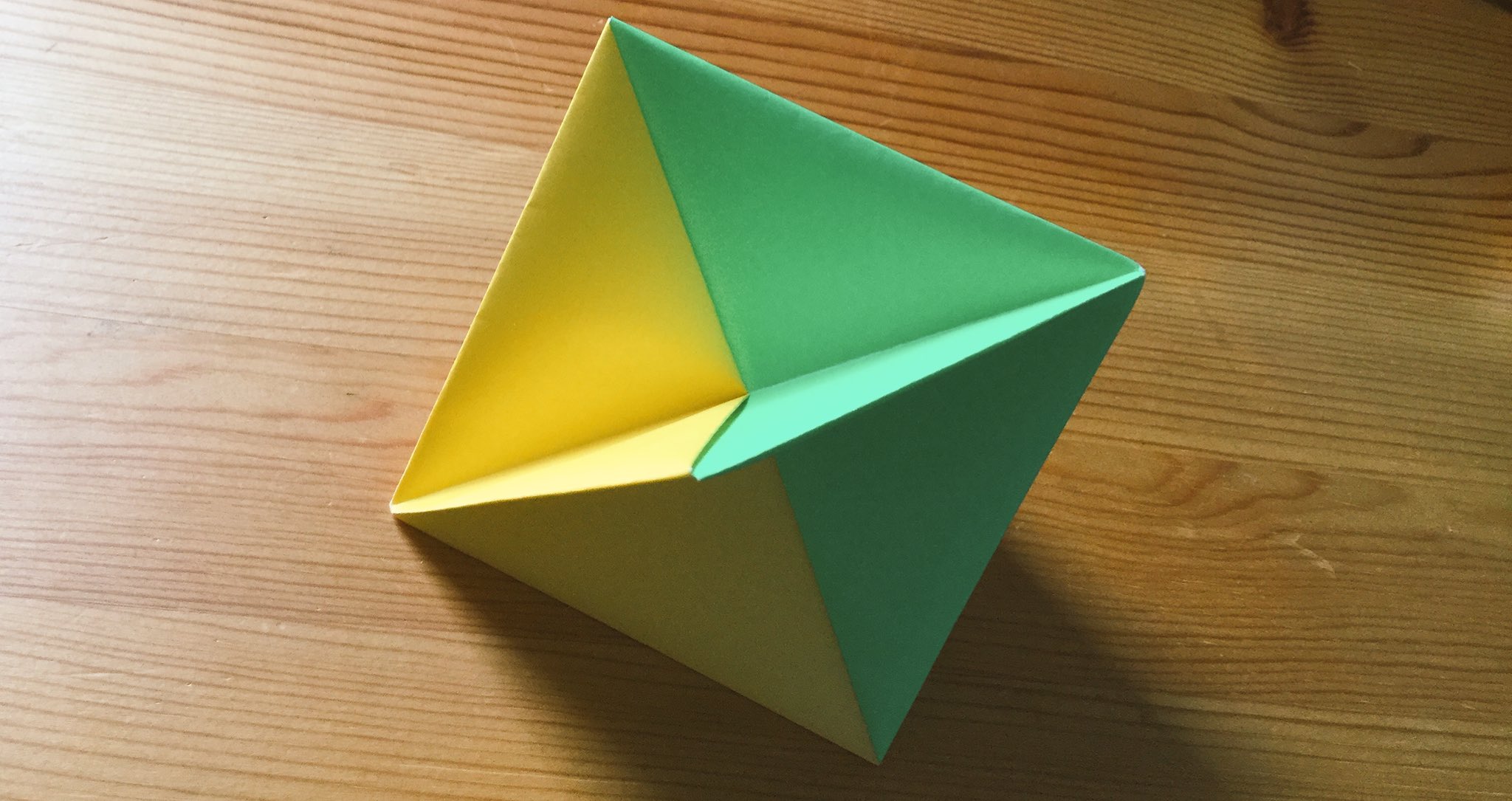 Origami 手のひら風車 Kids工作book やさしい紙ヒコーキ いいじまみのる 著 より 15 15cmの 折り紙2枚使用 両手のひらで軽く挟んで 息を吹くと 風車のように回転 折り数も少なく のりやテープも使ってないのに こんなにしっかり2枚が