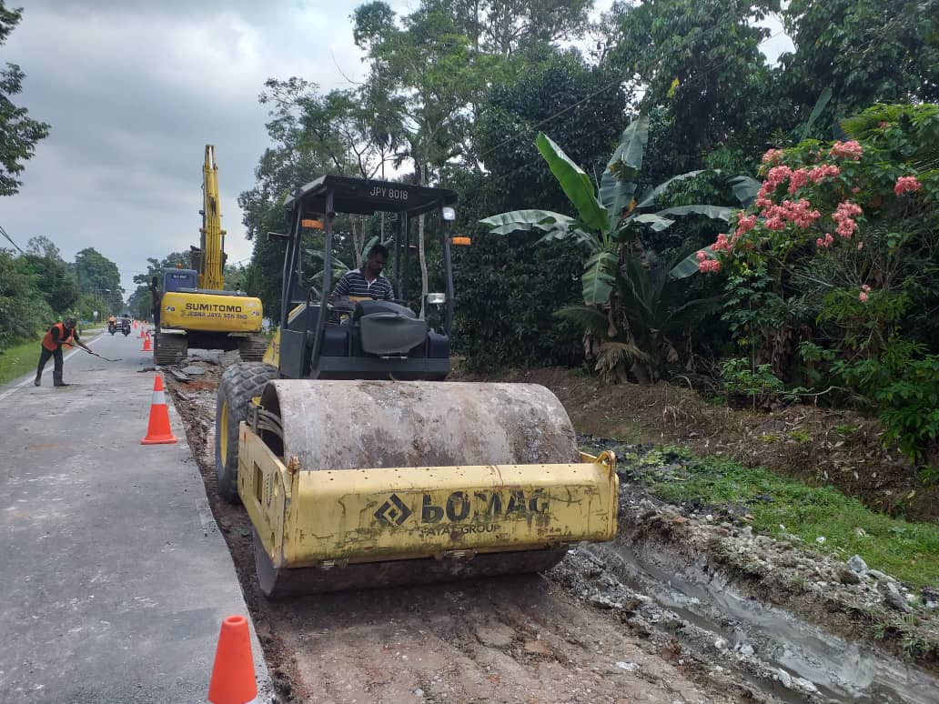 teto_eng_sb's tweet photo. kerja-kerja pembaikan jalan secara reconstruction di laluan J256 Jalan Melayu Raya, Pontian @JKRPontian1
Pengguna jalan raya disarankan berhati-hati ketika memandu
#tetocare #tetoengineering https://t.co/jdYRK0eJHA