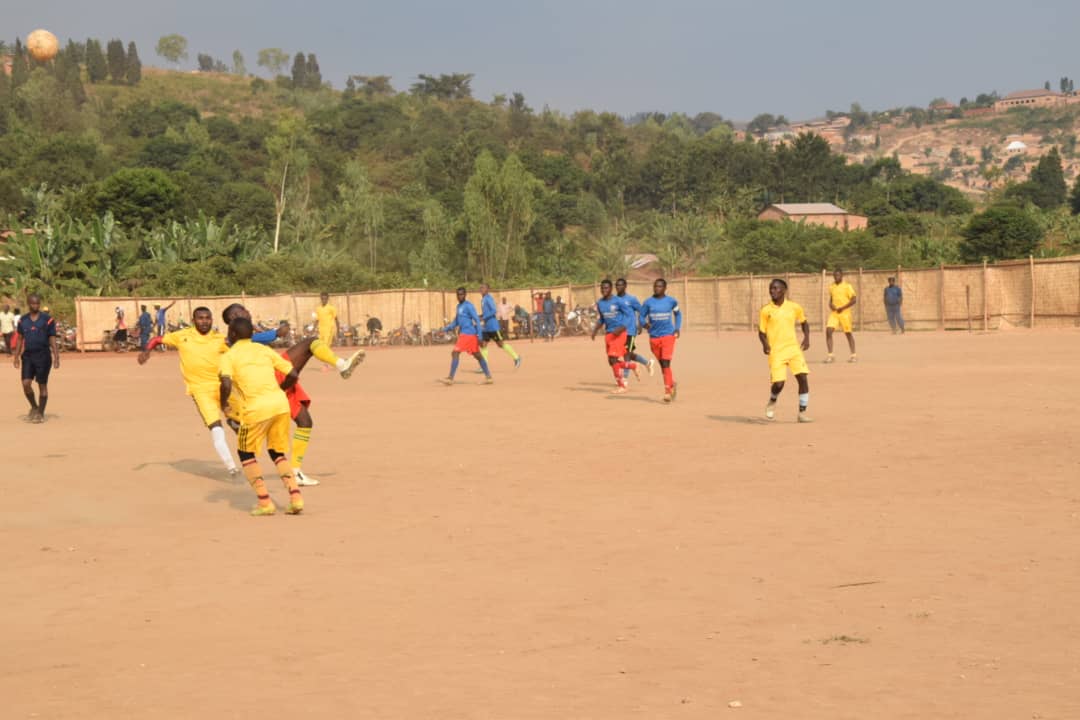 RTNBurundi's tweet photo. #Burundi #Gisuru Tournoi inter collinaire dédié aux élections de 2020 : #football, la finale a opposé #FeedomFC de #Gisuru à  #DynamiqueFC de #Kabuyenge. Un taureau, 2 ballons  ont été offerts à #FreedomFC qui a remporté la victoire sur un score de deux buts à un. https://t.co/TNuOUImX2a