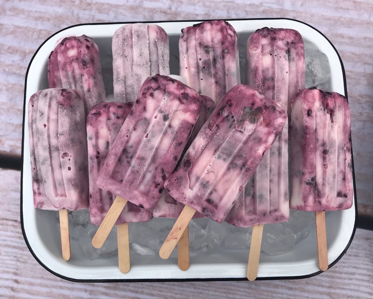 Fresh organic berries and yogurt create the perfect sweet and healthy treat. Try a boozy variation for a refreshing frozen cocktail at your next outdoor bar event. #popsicles #boozypopsicles #summertreats

📸: @jwashbun
