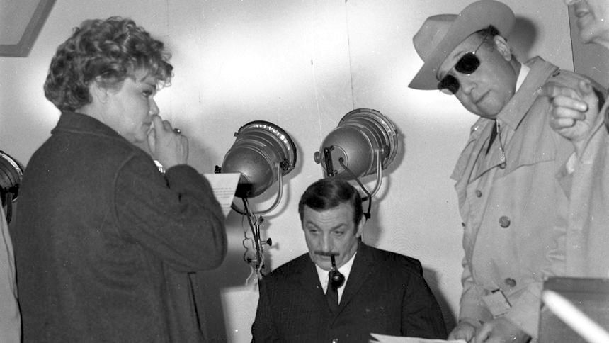 Jean-Pierre Melville on Twitter: "#LArmeeDesOmbres. Simone Signoret, Lino  Ventura et Jean-Pierre Melville pendant le tournage… "