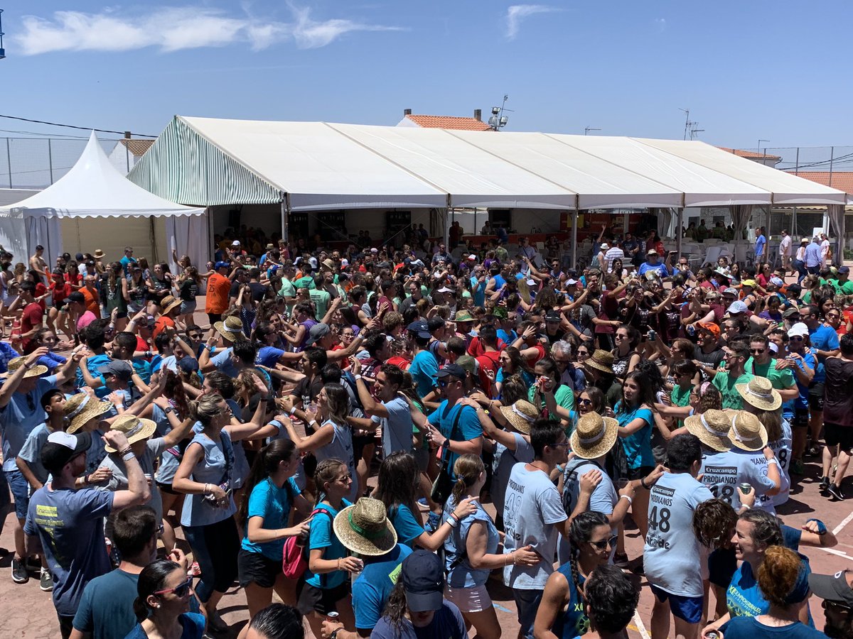 Ya se ha formado la serpiente multicolor más bonita del mundo. Esto se acaba... 😢

¡Os queremos, equipos!

#OlimpiadasRurales2019