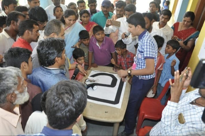 AIMtoInnovate's tweet photo. Following the mantra of #innovation for all! #AIMtoInnovate

The students, parents and teachers at the #AtalTinkeringLab of Dr Mahadevappa Maddeppa Dalawai High School, #Karnataka, together celebrated the #ATLTinkerfest by learning and #innovating for an inclusive society. https://t.co/JhaGj9iart