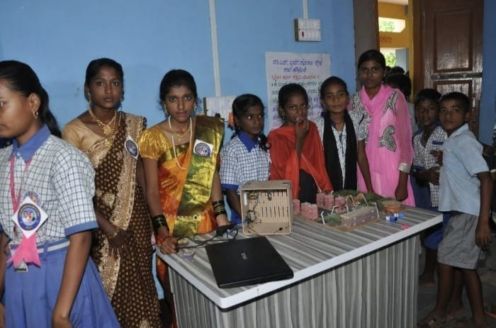 AIMtoInnovate's tweet photo. Following the mantra of #innovation for all! #AIMtoInnovate

The students, parents and teachers at the #AtalTinkeringLab of Dr Mahadevappa Maddeppa Dalawai High School, #Karnataka, together celebrated the #ATLTinkerfest by learning and #innovating for an inclusive society. https://t.co/JhaGj9iart