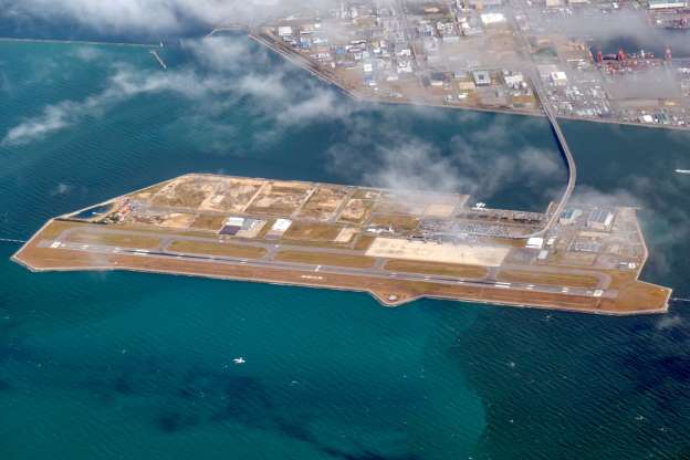 HJL_CA's tweet image. Asombrosas joyas de la ingeniería en el agua
Aeropuerto Internacional de Kansai. Diseñado por el Arq. Renzo Piano, se ubica en una isla artificial en la bahía de Osaka, Japón. Tiene 4 km de largo por 1 de ancho y se considera uno de los 10 monumentos de ingeniería civil.