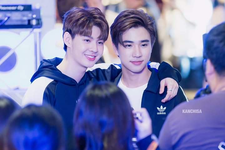 sonpin_b's tweet photo. @_pinson99 @_PerthSaint @_perth_saint @perth99saint @Centerpointsia1 @perthppe @Saint_sup 人最怕就是动了情，虽然不想不看也不听 却陷入爱里
PS革命友谊组专注perthsaint🖤♥️
cr:Logo-PerthSaintChinese
#PerthSaintSation 
#CenterpointSiamSquare
#WarmupCountdown2020 https://t.co/wzrShhjV80