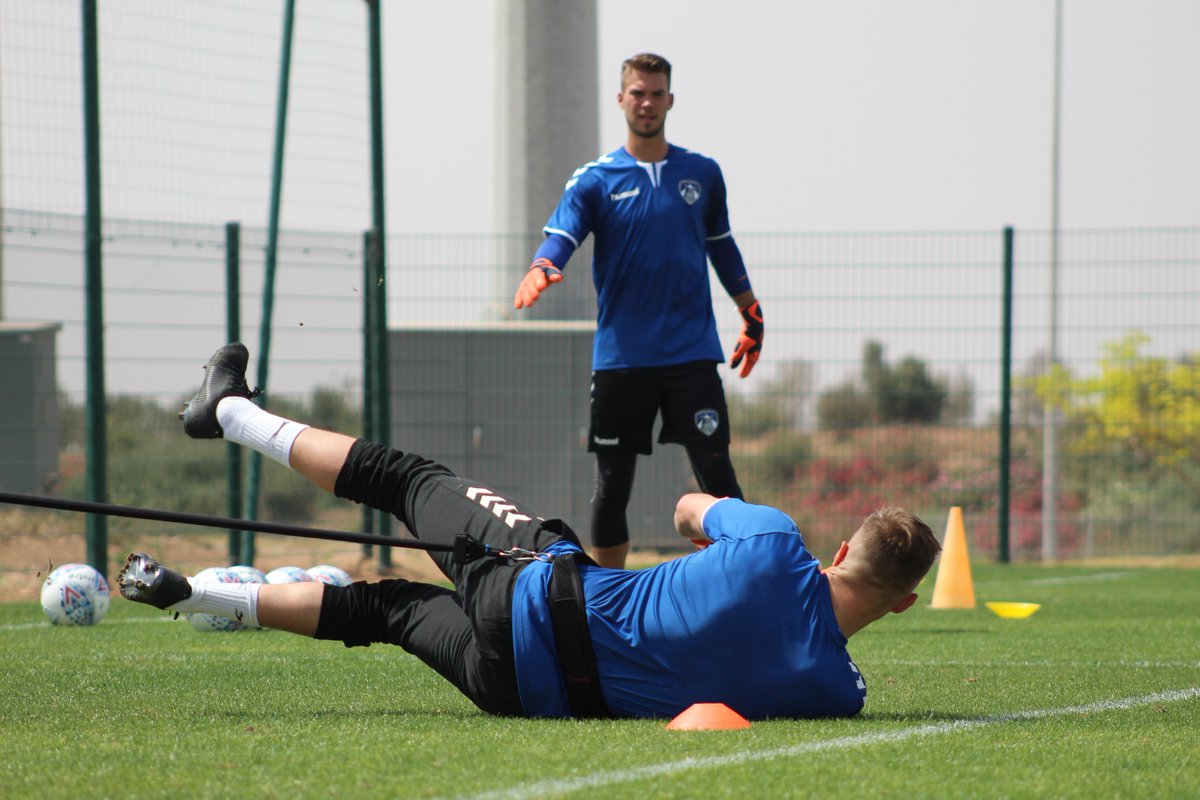 👐 We're in safe hands with Gary and <a href="/GZabret/">Gregor Zabret</a>! #oafc