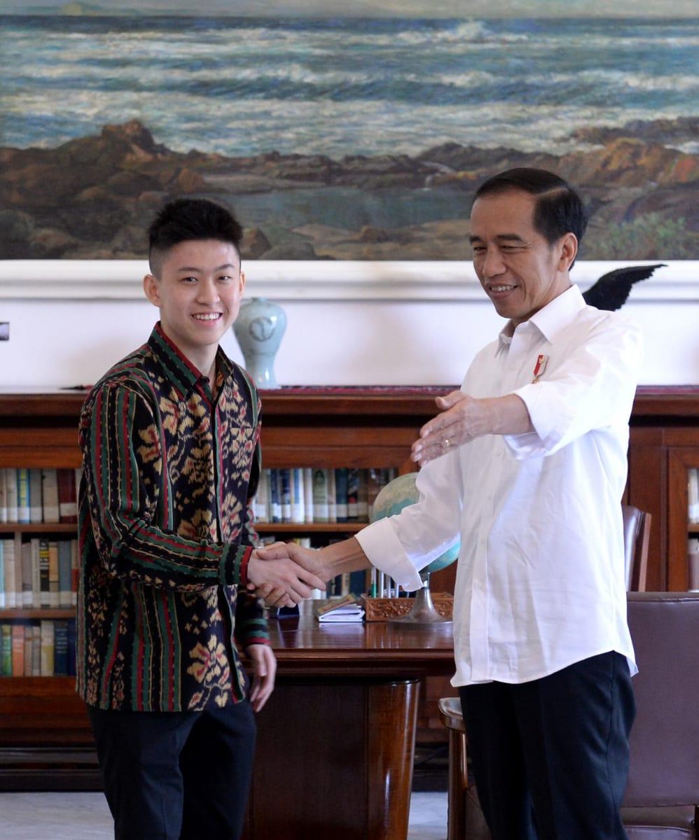 Bersama @richbrian, rapper Asia pertama yang mampu memuncaki tangga album iTunes untuk musik hip hop, tadi di Bogor. Nama sebenarnya Brian Imanuel Soewarno. Ia anak muda asal Indonesia yang membanggakan.
Kami berbincang soal karier Brian sendiri, juga tentang musik Tanah Air.