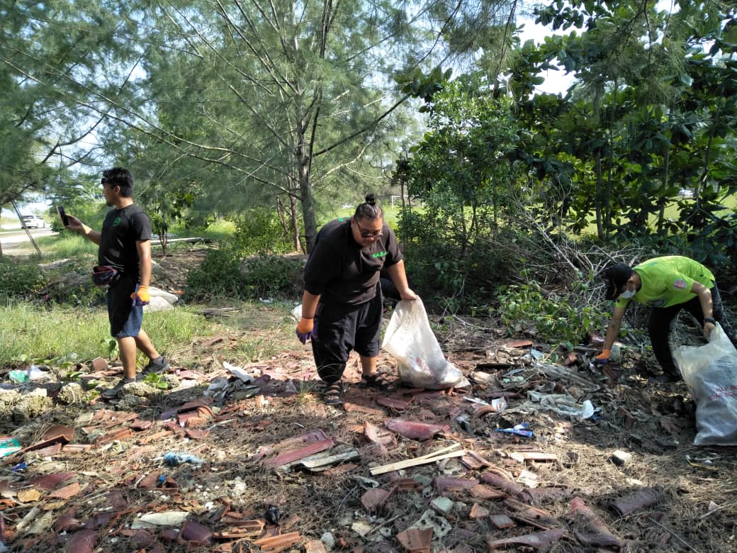unclebat123's tweet photo. Sekitar aktiviti gotong-royong pembersihan Pantai Rekreasi Punggor, Rengit bersama @swmenvironment, @SahabatJohorDT, @joydechq, dan @IskandarMsia bersempena Program Jom Selamatkan Pantai Siri ke-4 2019. 

Jom ke arah mengindahkan bumi!

#swmenvironment #swmsb https://t.co/rd6UzR8zqw