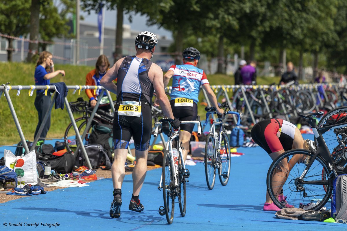 LRinbeeld's tweet photo. Aan sport en gezelligheid geen gebrek vandaag bij de Utrecht Triathlon op en rond de Strijkviertelplas.#Utrecht @HellasUtrecht @hellastriathlon @TriUtrecht #Leidscherijn https://t.co/9G9wQquI8O