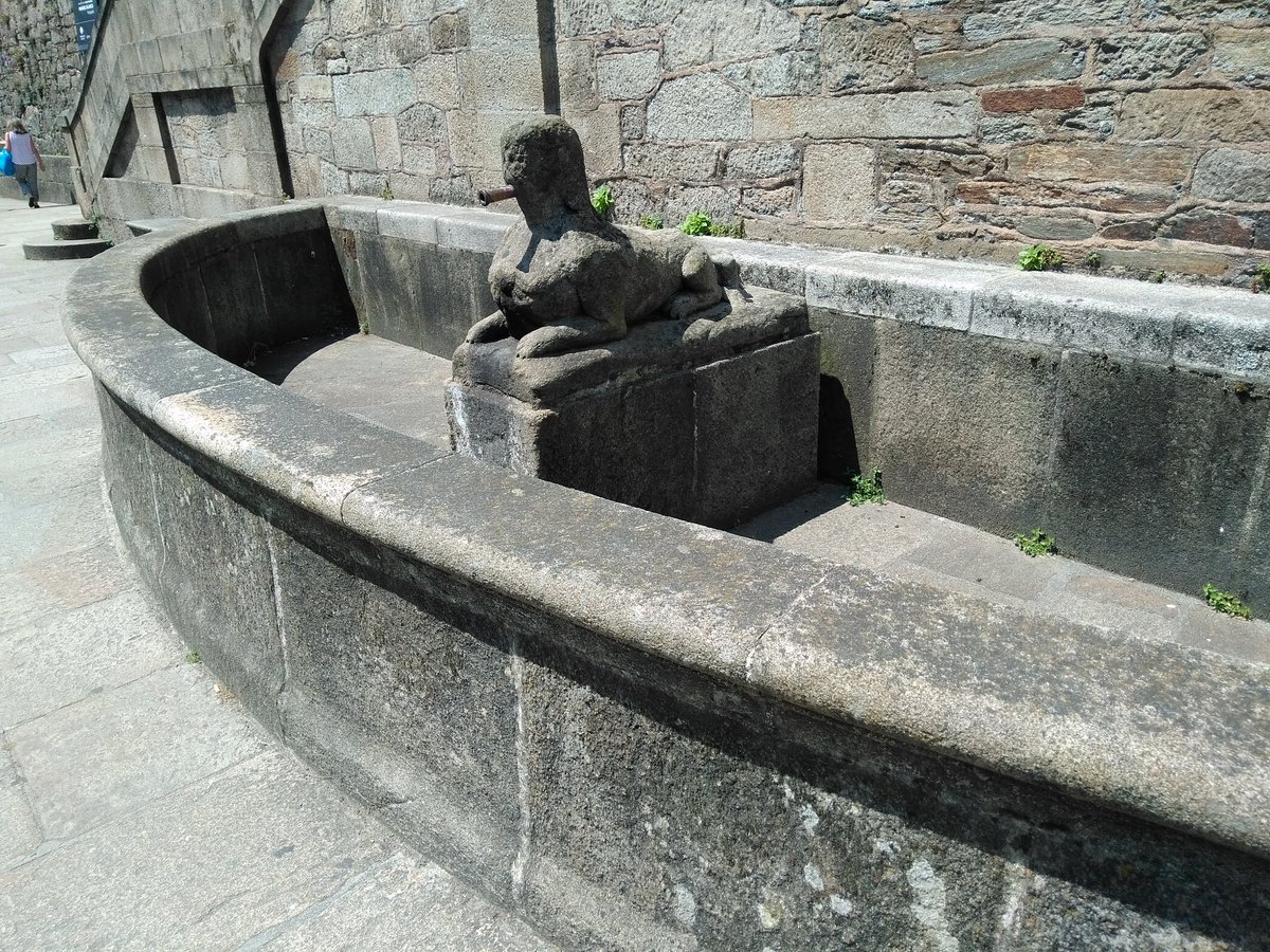 dacomesana's tweet photo. No principal acceso á @CatedralStgo (x San Francisco); aos pés da @prazadeabastos; no corazón do casco vello..
En #Compostela (@PazodeRaxoi) non temos mar pero temos unhas fontes preciosas (no Casco Vello, no Ensanche non hai).
A ver se nesta lexislatura empezan a funcionar.. https://t.co/6ryyWnTPIH