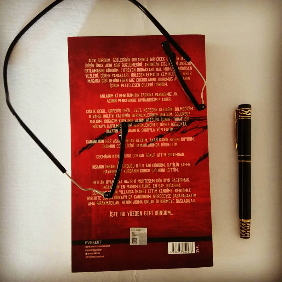 EdebiyatKesit's tweet photo. "Kendi evladını ölüme yollayan bir anneye sadece şeytan uzatır elini..." @tolga3342 @baskomsernevzat @EverestKitap #roman #novel #edebiyatkulübü #edebiyat https://t.co/9SlK7cdQQW