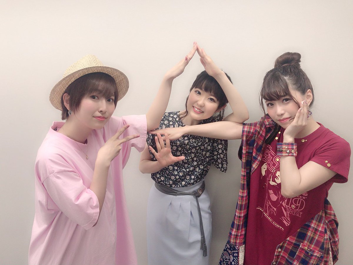 東山奈央 オフィシャル 甲府駅のよっちゃばれ広場にて 花守ゆみりちゃんと亜咲花ちゃんと ゆるキャン トークさせていただきました Shiny Days 生歌唱は歌声がとっても伸びやかで 本当に私バックダンサーしてていいの という気持ちになりました