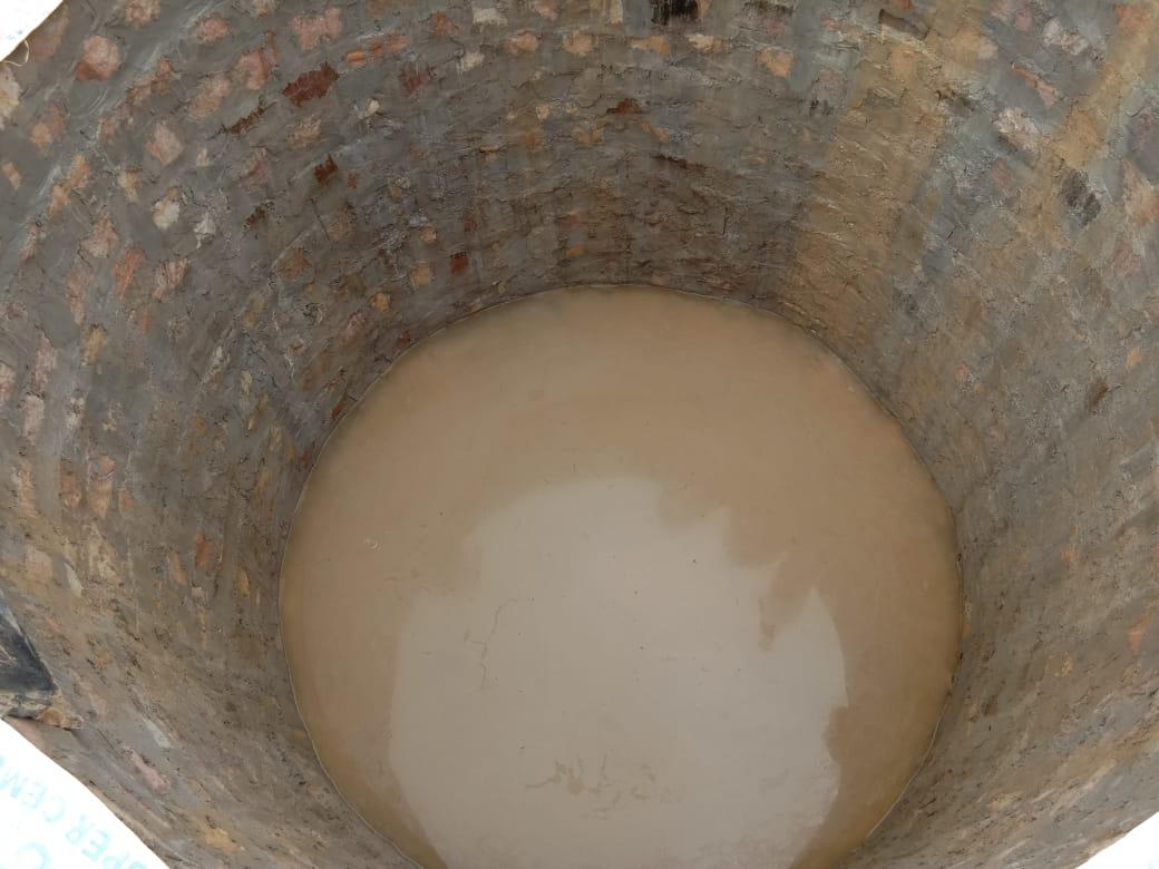 जल ही जीवन है।इस उक्ति को चरितार्थ करते हुये जनपद सोनभद्र(UP) के जिलाधिकारी श्री अंकित कुमार अग्रवाल जी।क्षेत्र में हो रहे वर्षा तालाबों और टंका निर्माण का स्थलीय सत्यापन करते हुये श्री अग्रवाल।जनपद में जलसंरक्षण एक जनांदोलन का रूप ले रहा है। <a href="/JalShaktiAbhyan/">Jal Shakti Abhiyan</a> <a href="/NITIAayog/">NITI Aayog</a>