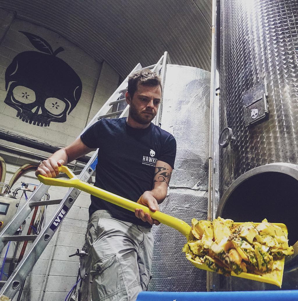 wearehawkes's tweet photo. Those aren't apples, but they are a whole lot of delicious 😎 New cider coming very soon and you can taste it first at our festival Hawkes #Ciderama 🍏 vs🍍 Grab your tickets at https://t.co/QaEDUUec9c #SavioursOfCider #CiderFestival #CiderFest #LondonFestival #LondonFest https://t.co/sQQSZ06mO7