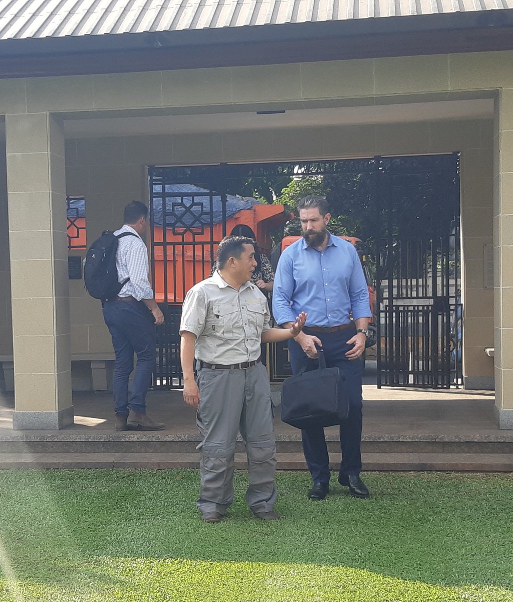 sutiadiaripin's tweet photo. CEA (Colin East Award) group from Australia visited Jakarta War Cemetery today. Led by LCDR Mark Greichen, defence attache assistant of Australian Embassy Jakarta https://t.co/lBkrIzbCFd