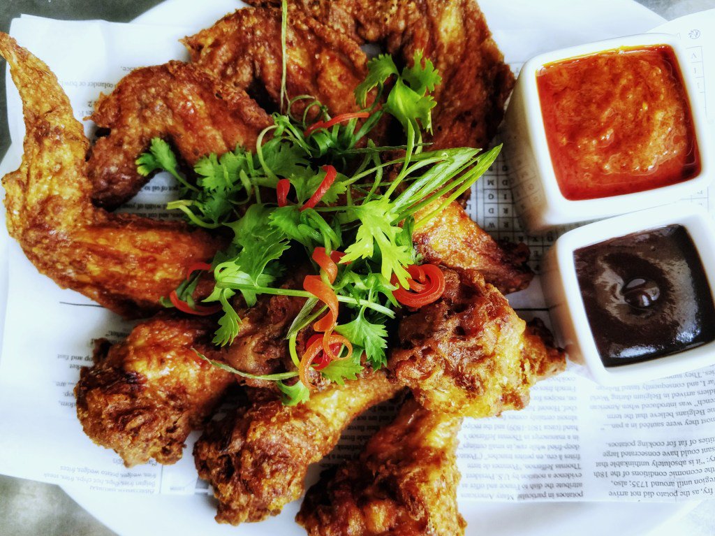 Chicken wings with Angry Sauce; not for the faint-hearted! thevillageatlemeridienabudhabi.blog/2019/07/07/chi…