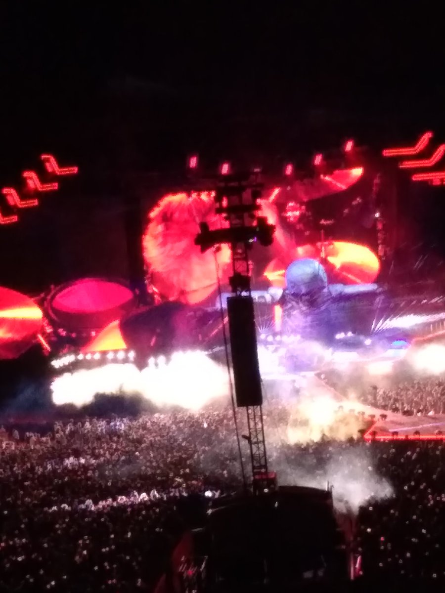 Lorelei8Ezia's tweet photo. OMG !!! Un monstre humanoïde est sorti de terre 😱
Du grand spectacle 😍👏❤️ on est complètement happé dans l'histoire de ce concert de fou 🔥🔥🔥
#MuseParis #SimulationTheoryTour https://t.co/H0m5kszJcs