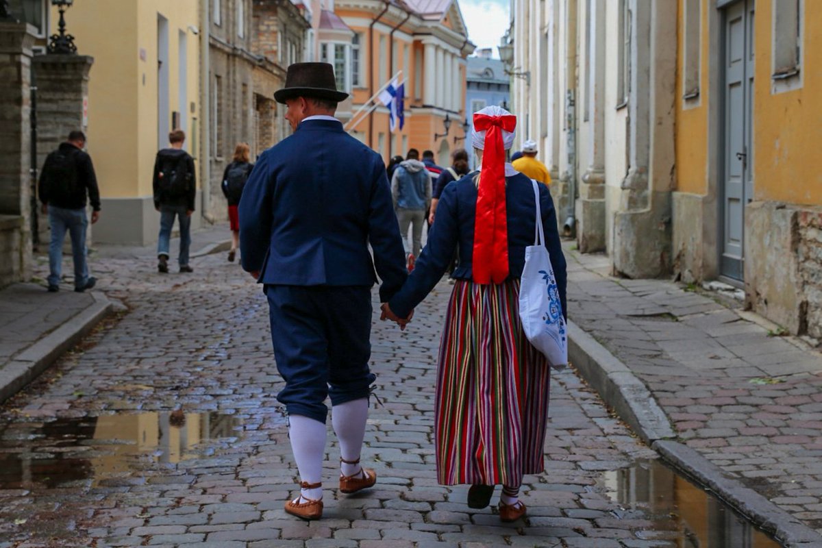bergaretxe's tweet photo. Laulupidu jaia ari dira ospatzen  egunotan Tallinnen. Herrialde osoko 100.000 lagun jantzi tradizionalekin atondu eta abesteko bildu dira Lauluväljak zelaian.

#Estonia ez da ordea egun hauetan dirudien bezain tradizionala. Digitalizazioan erabat barneratuta daude. Nolatan? 🇪🇪
⬇️ https://t.co/qbjBz8JZkS