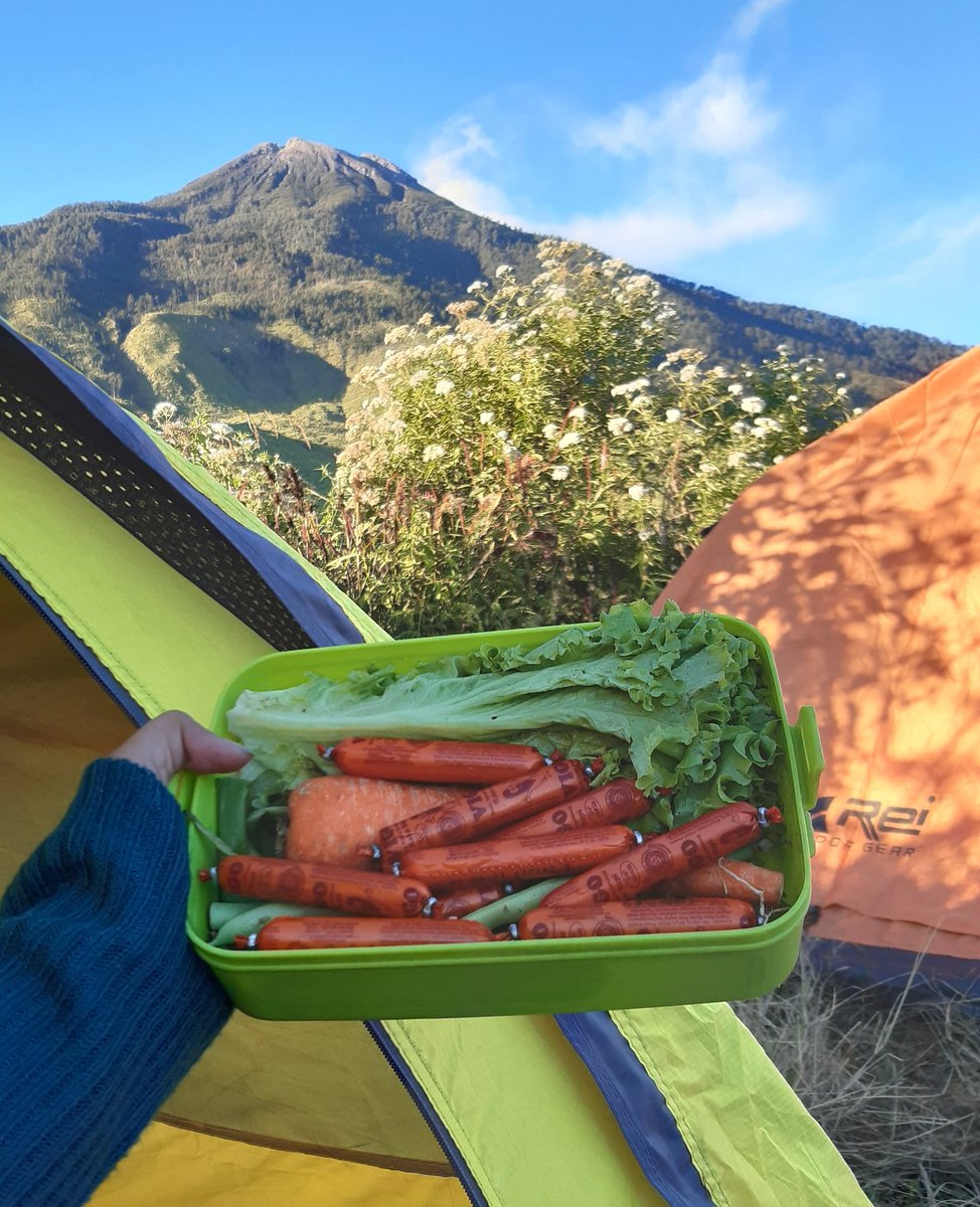 Meminimalis produksi sampah di Gunung. Alhamdulillah beberapa packaging makanan sudab mulai pakai tepak makan semua, semoga bisa continue...
#zerowasteadventure #darinaikbawaturunsampabmudigantinaikturungakproduksisampah