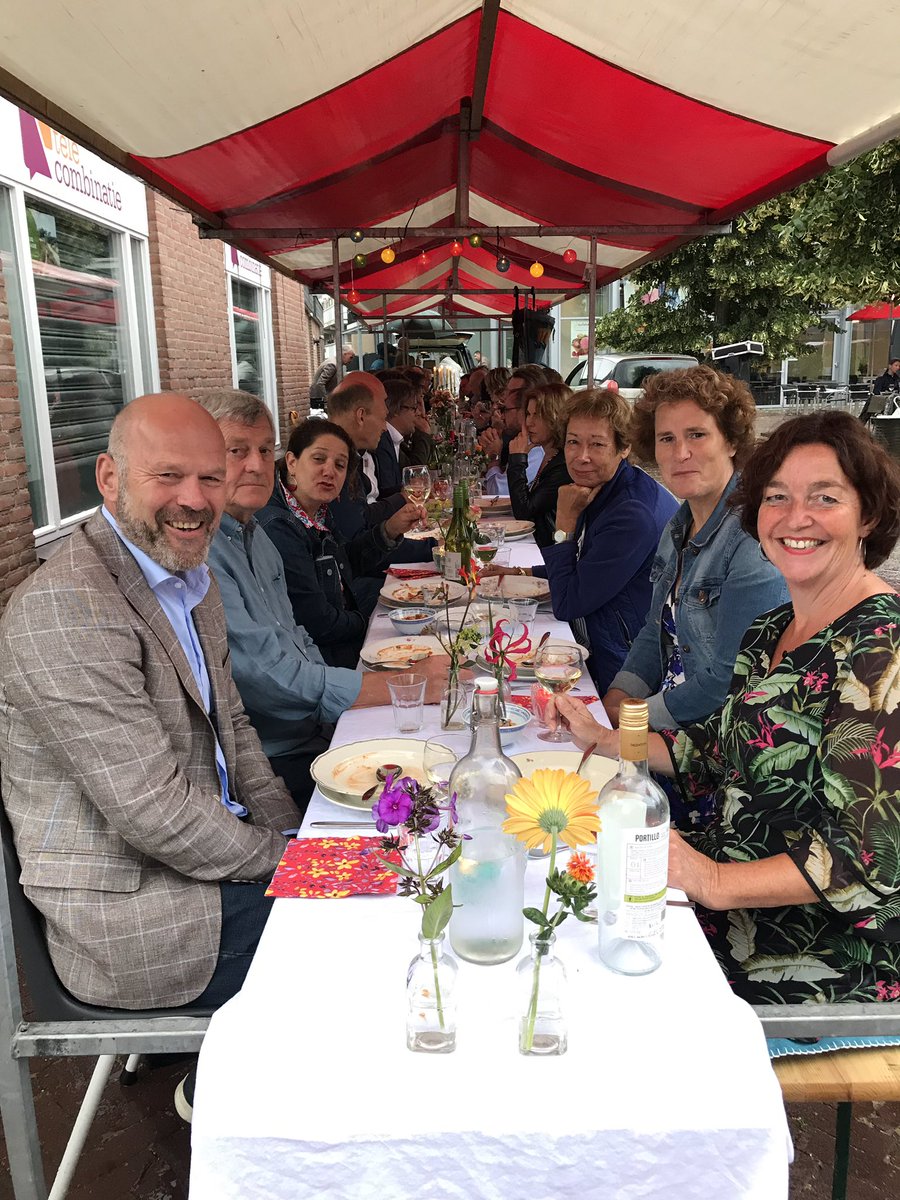 InaSmitRoest's tweet photo. Rotary Diner HDK - heel driebergen kookt geslaagd !
125 gasten - 11 tafels - € 3.000,— opgehaald voor Hospice Heuvelrug !
Maar vooral gezelligheid - samen eten.
Dank aan alle sponsoren en helpers ! https://t.co/hyBMfNG2Lc