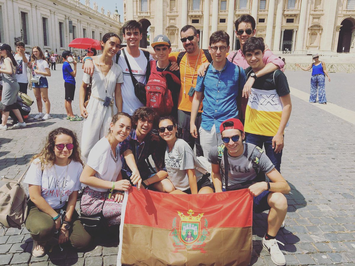 Burgos conquistando Roma ¡Vaya experiencia están viviendo los de 1° de Bach! #SerdeLaSalle #sallejoven <a href="/LaSalle_Burgos/">La Salle Burgos</a> #Romaexperience19