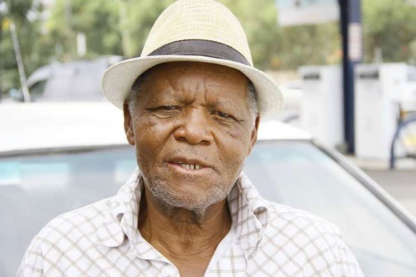 Mwanasoka mkongwe Joe Kadenge ameaga dunia na umri wa 84.