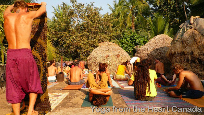 This  #missionaryTeam is running various projects under the grab of yoga targeting important pilgrimage centres.Gokarna http://yogafromtheheartcanada.com/photo-gallery-hatha-yoga-from-the-heart/teaching-gokarna-karnataka-south-india/Nothing wrong in these images, but check the other tweets. #FakeTemples3/n