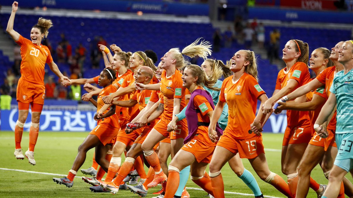 RobbertMeeder's tweet photo. Op deze dag, 7 juli, verloren we ooit een WK finale.
Misschien gaat vanaf vandaag 7 juli de boeken is als de dag waarop we Wereldkampioen Voetbal werden, een Nederlander in het geel startte in een Touretappe en een Nederlandse ploeg een etappe won. Wat een dag!! @NPORadio1 #rtrf https://t.co/OJNFMc7TBu