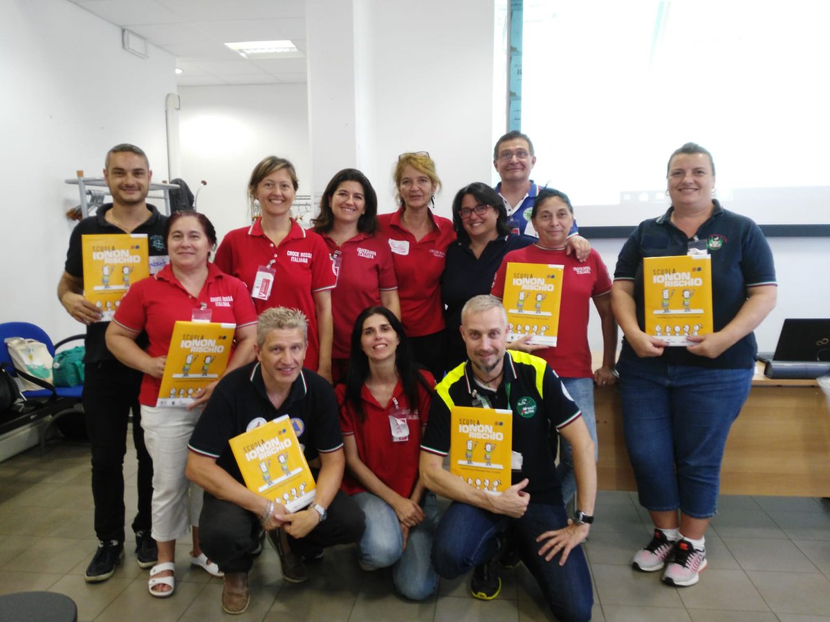 ProtCivileRT's tweet photo. I comunicatori di #iononrischioscuola a Firenze con il Team Formatori per due giorni di preparazione e confronto #inrs2019 #DPCgov #protezioneciviletoscana #regionetoscana #volontariato https://t.co/Ikr3HuvKZx