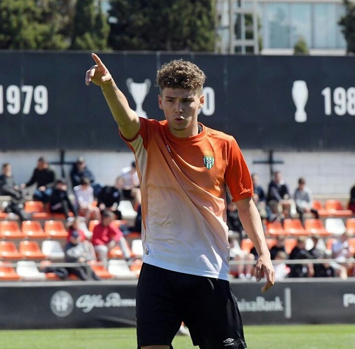 ArnauRubirola's tweet photo. 🔎 | No sé si formará parte del 1r equipo o se irá cedido, pero no nos podemos desprender de JOFRE CHERTA.
👉 Una de mis debilidades del #FutbolBaseGFC que creo que debería tener la oportunidad de realizar la pretemporada con el primer equipo.
#GironaFC 🔴⚪ https://t.co/PGlKdP0fEY