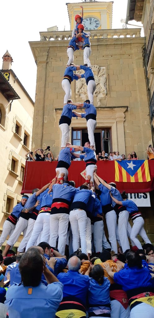 Marrecs's tweet image. A segona ronda, la segona de l'any! Descarreguem la torre de vuit amb folre! @cvg_cat també folra la torre i @SagalsdOsona fan el 4 de 8.
#FMVic19 #castellers #JuliolMarrec